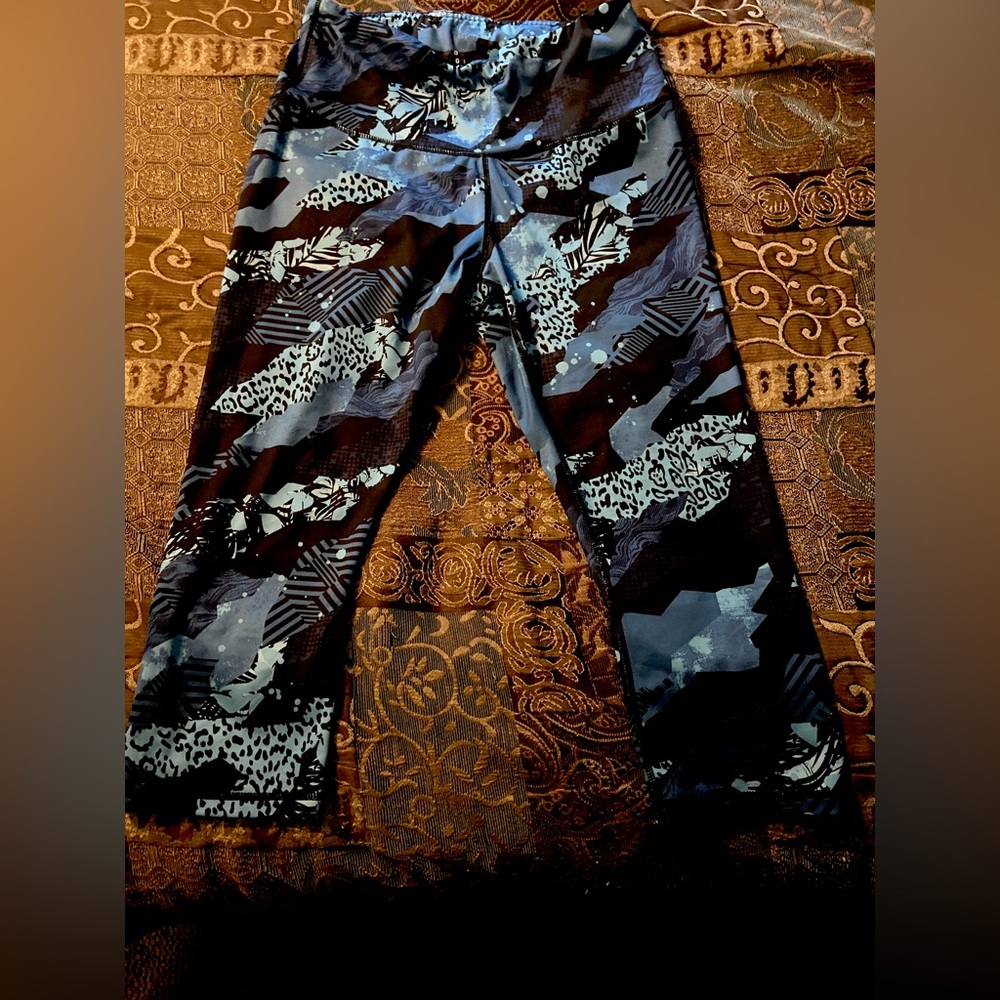 Reebok high rise Capri pants, pre-owned great condition. Size large.